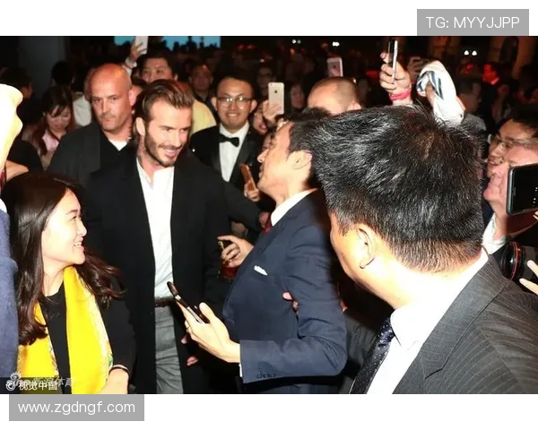 足球明星街头遭粉丝热情围堵要求合影瞬间引发热议