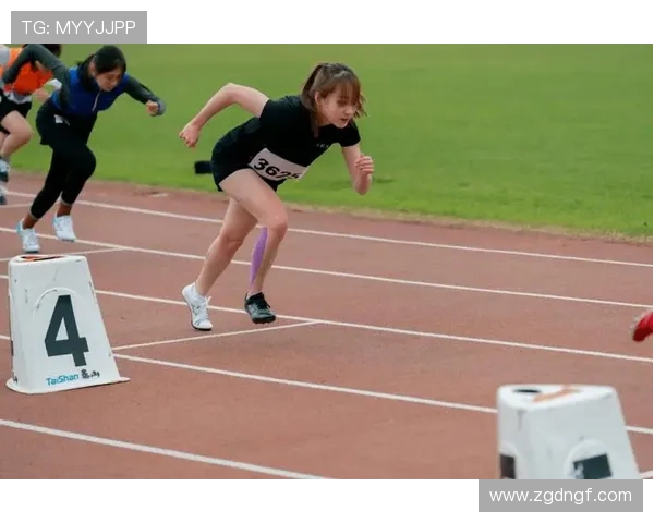 余爽化身足球明星展现魅力风采引发热议与关注